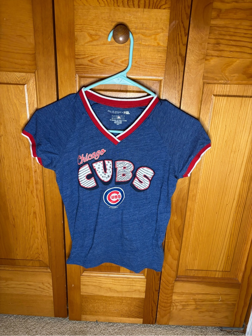 5th & Ocean Navy Chicago Cubs Short Sleeve V-Neck Tee with Red & White Trim